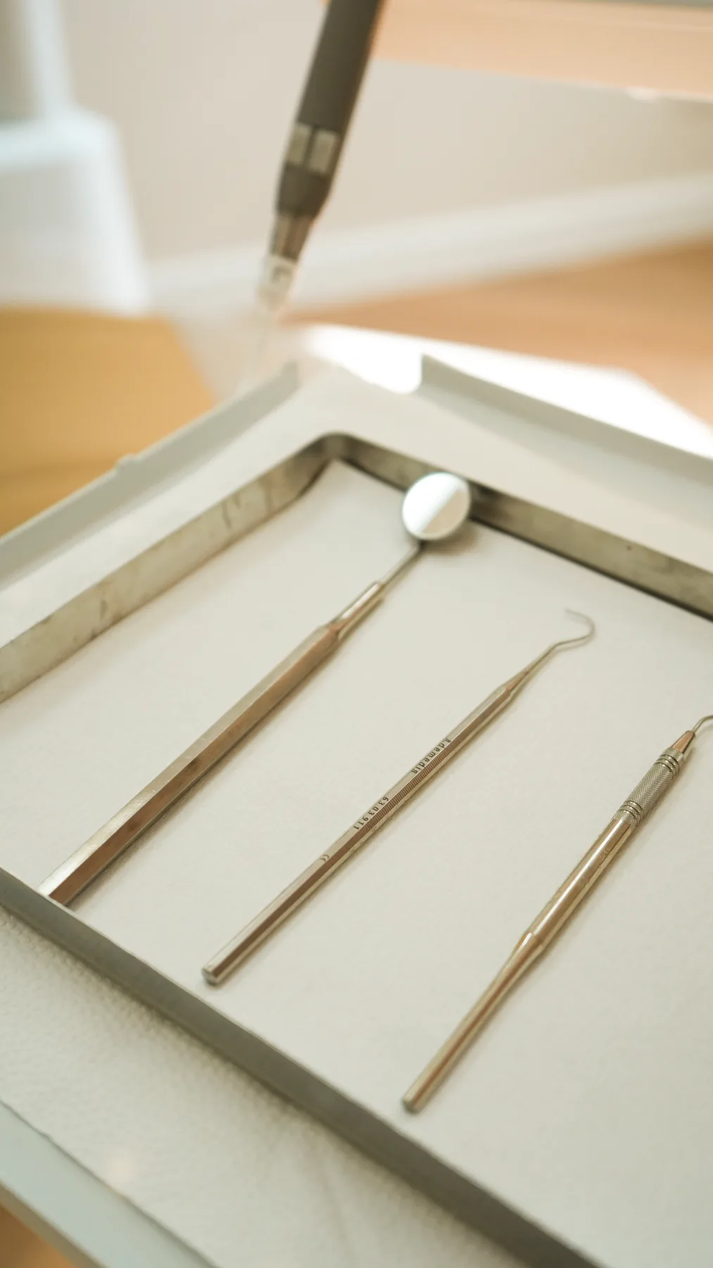 Steriele instrumenten, spiegeltje en sondes klaar op een behandeltray.