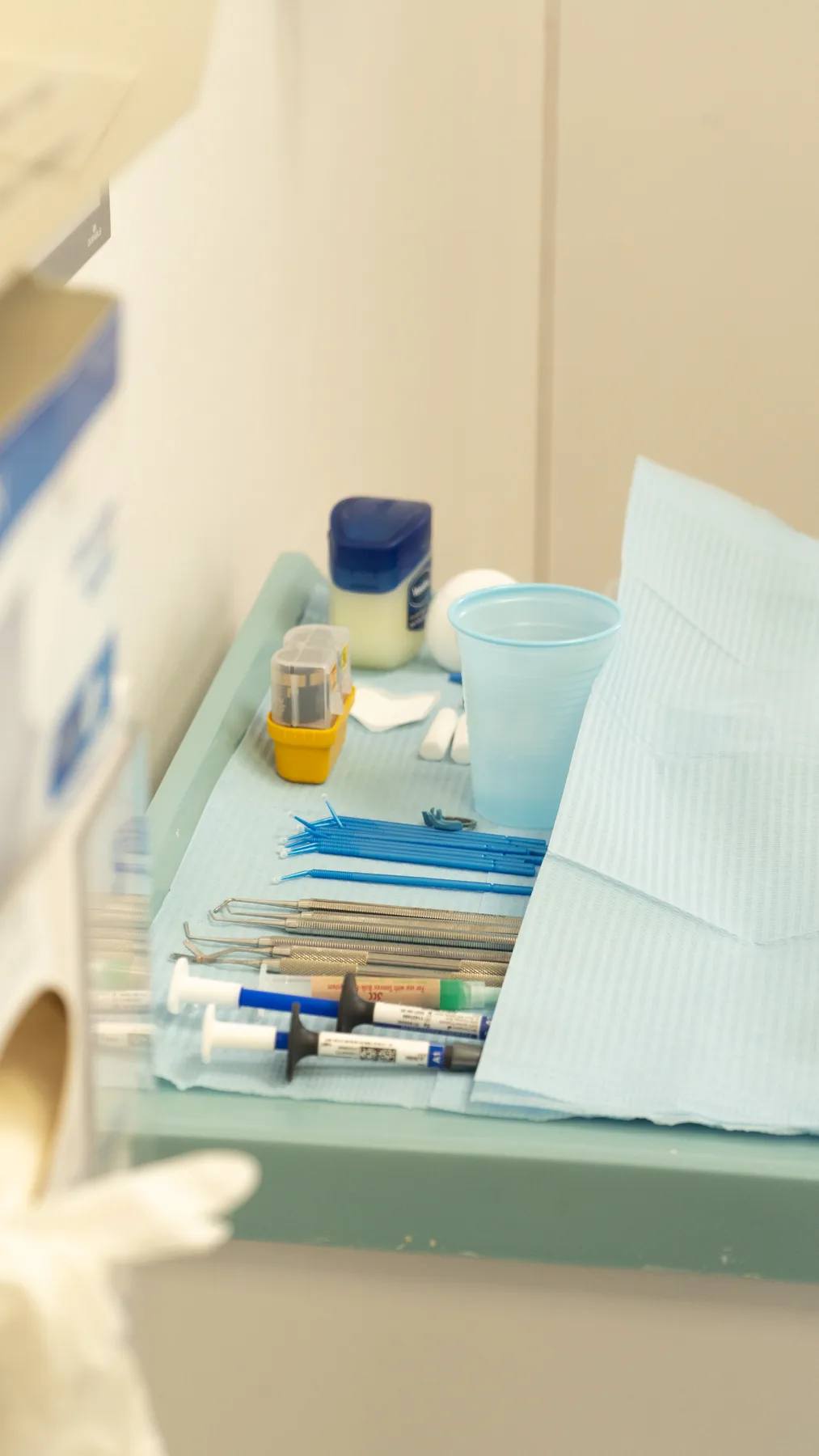 Behandeltray met instrumenten, composietspuitjes en materialen klaargezet.